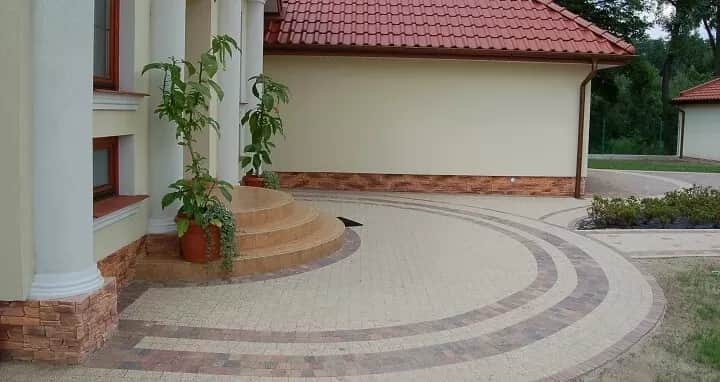 Jaką kostkę do żółtej elewacji wybrać, aby uniknąć błędów?