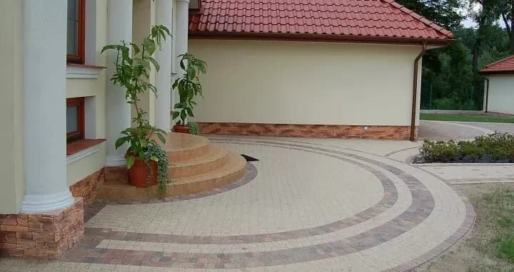 Jaką kostkę do żółtej elewacji wybrać, aby uniknąć błędów?