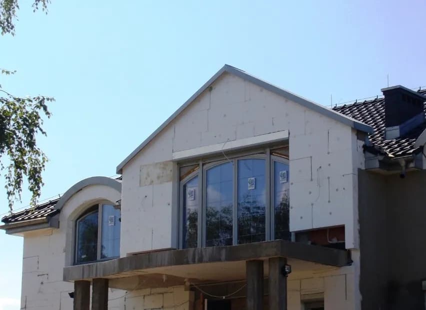 Jak obliczyć powierzchnię elewacji budynku bez błędów i strat materiału