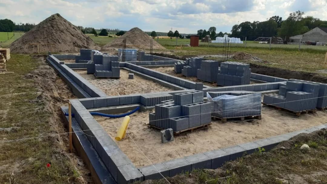 Ile kosztuje izolacja fundamentów? Sprawdź, co wpływa na ceny