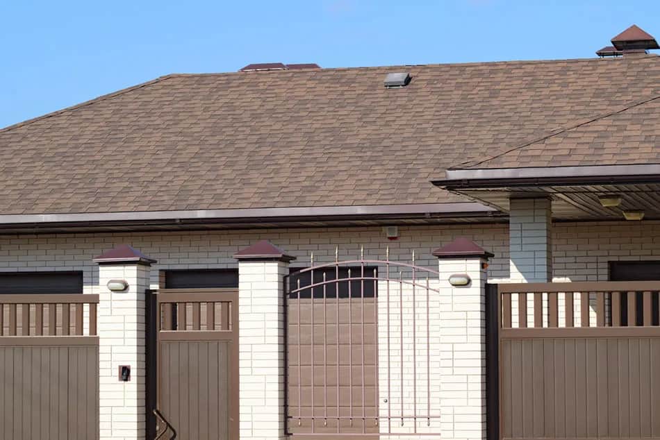 Jaki kolor elewacji pasuje do brązowego dachu? Oto najlepsze opcje