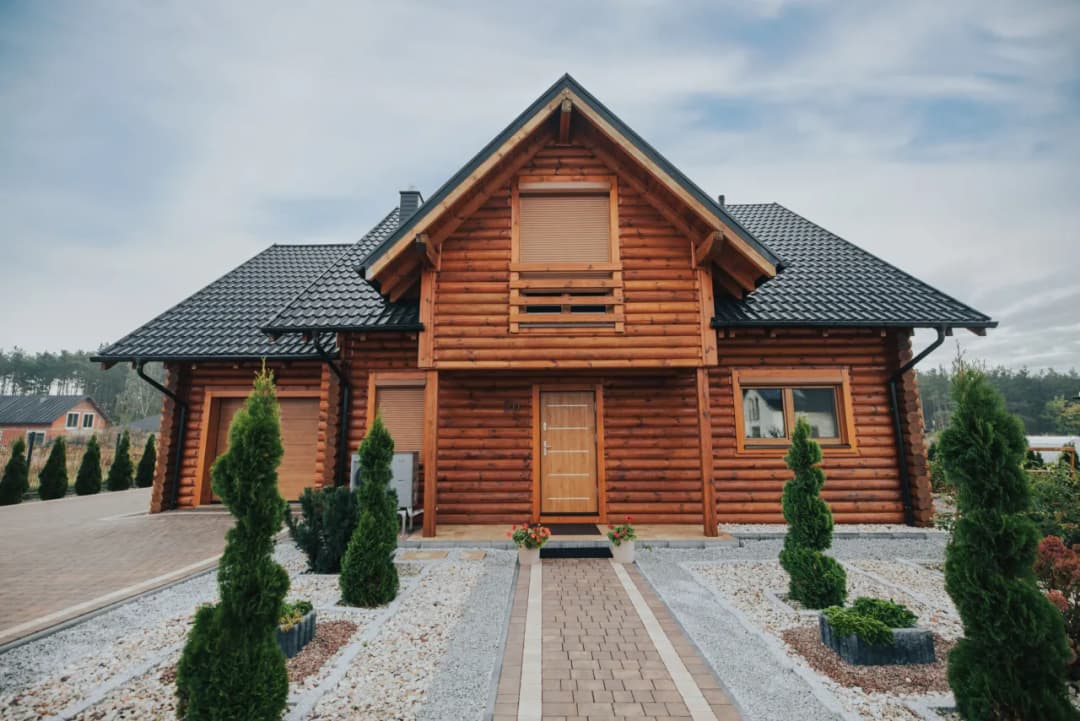 Ile kosztuje wybudowanie domu drewnianego? Sprawdź, co wpływa na cenę