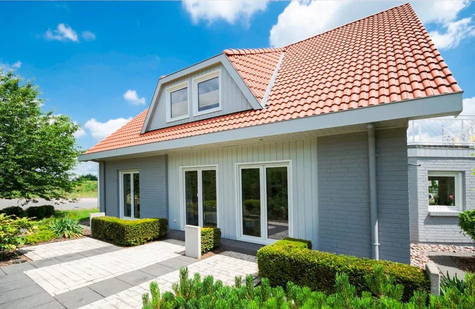 Jaka elewacja do czerwonego dachu? Odkryj idealne kolory dla Twojego domu