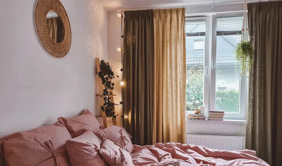 Jak ozdobić okno w sypialni, aby stworzyć przytulny klimat?