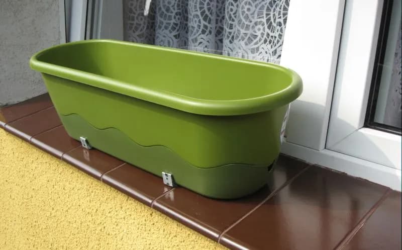 Jak przymocować doniczki do parapetu, aby uniknąć ich upadku