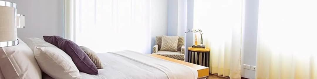 Zasłony do parapetu czy do podłogi – co wybrać, by nie żałować?