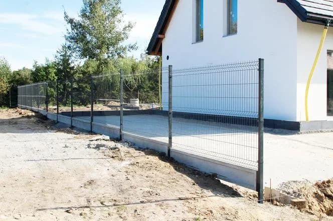 Ile kosztuje budowa ogrodzenia? Poznaj ceny i czynniki wpływu