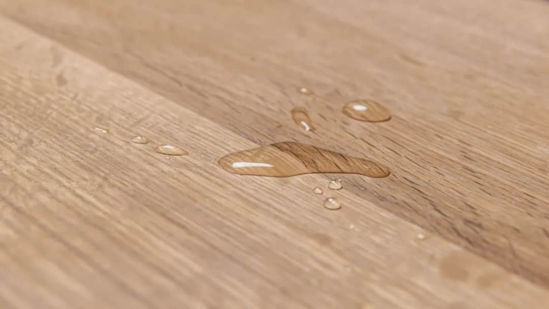 Parapet drewniany olejowany czy lakierowany - co wybrać dla trwałości?