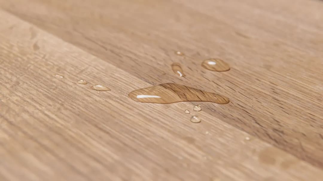 Parapet drewniany olejowany czy lakierowany - co wybrać dla trwałości?