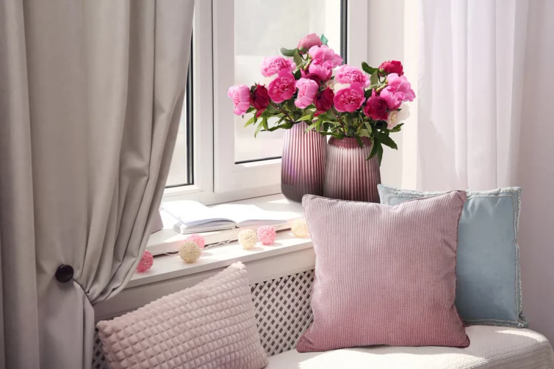 Jak udekorować parapet: 10 inspirujących pomysłów na aranżację