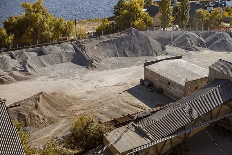 Jak długo półsuchy beton może leżeć na placu budowy bez ryzyka?