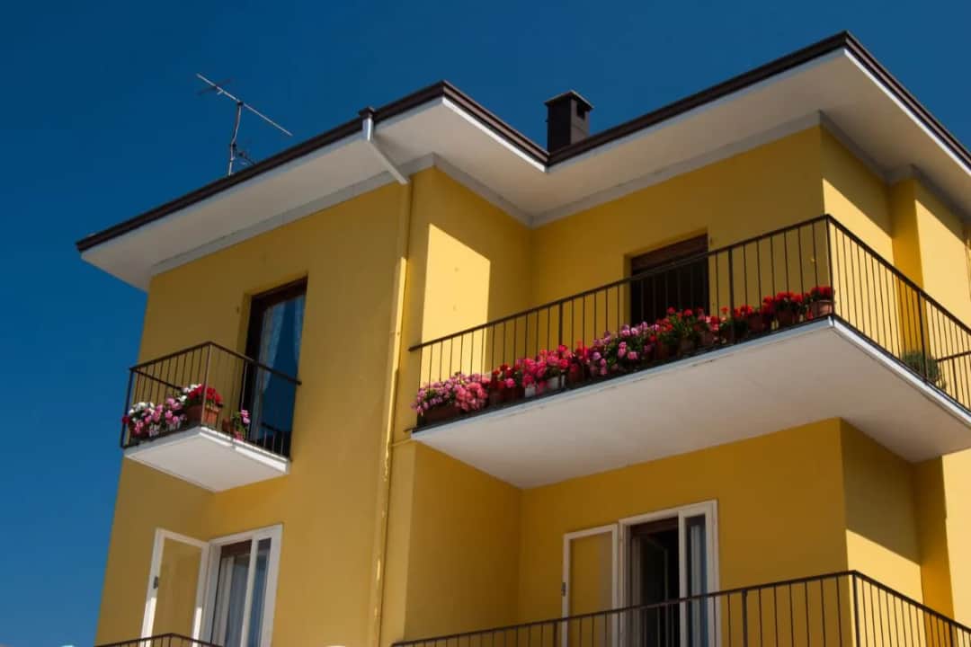 Jaki kolor kostki do żółtej elewacji? Oto najlepsze propozycje!