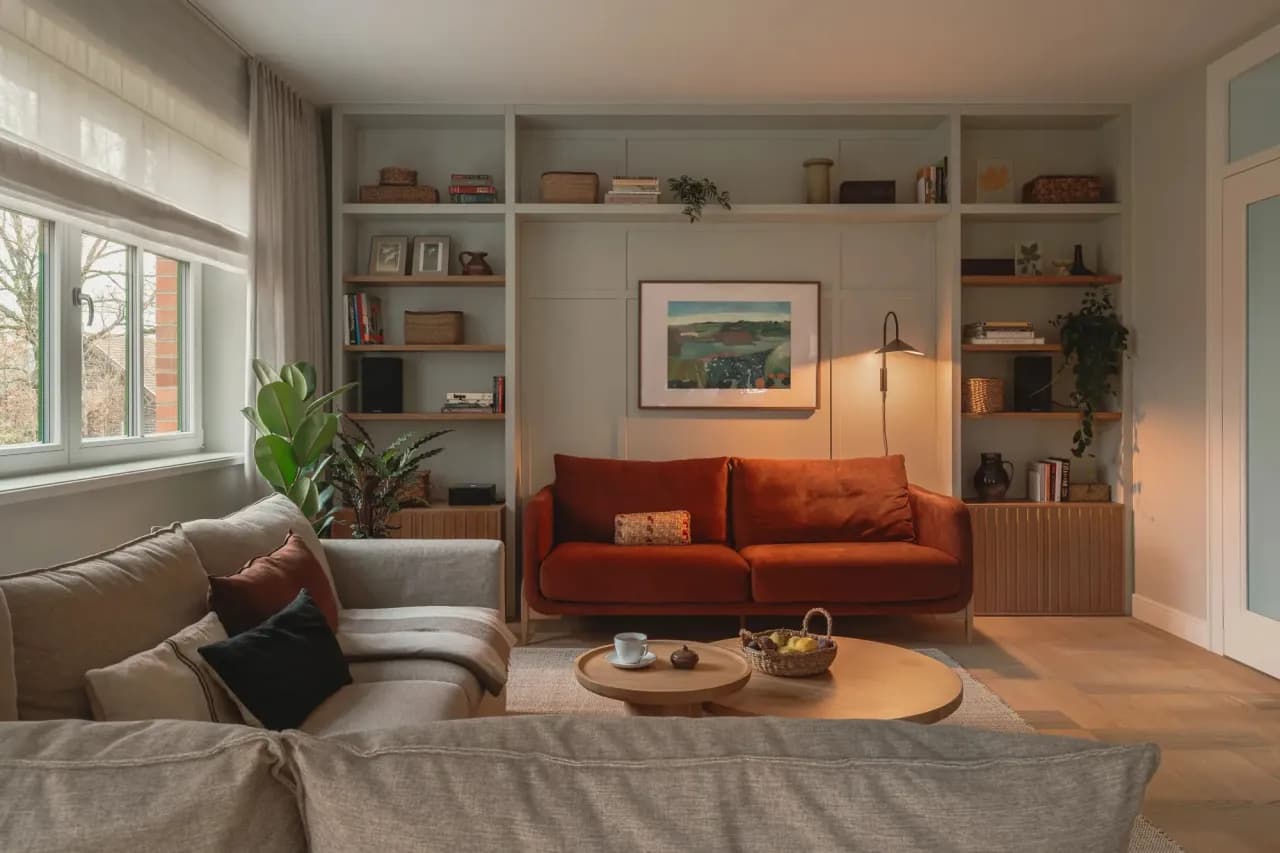 Pomysły na to, co powiesić na ścianę w salonie, które zachwycą każdego