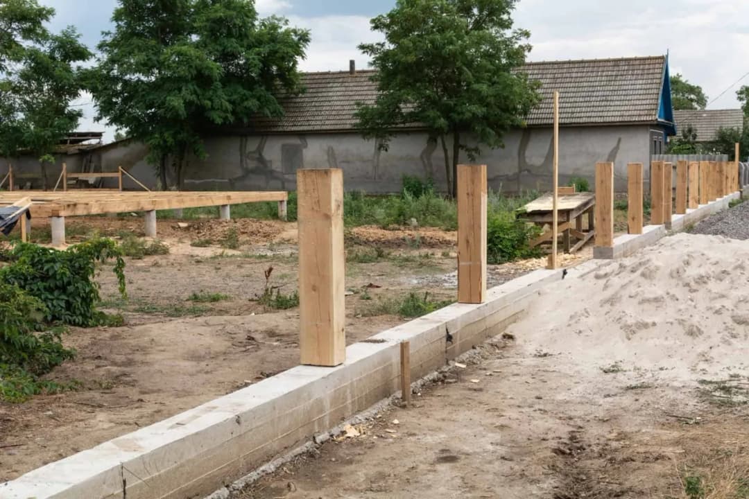 Jaki fundament pod ogrodzenie? Poznaj najlepsze rozwiązania