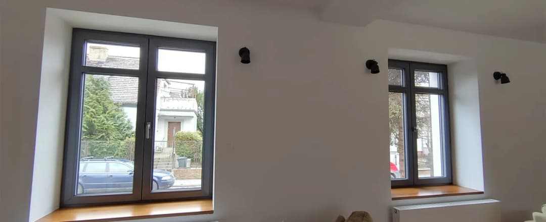 Parapet wewnętrzny: pod okno czy do okna? Prawidłowy montaż