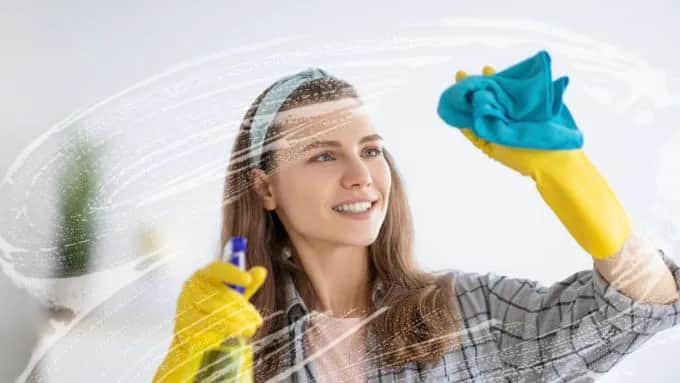 Skuteczne sposoby na to, czym przetrzeć okna żeby nie parowały